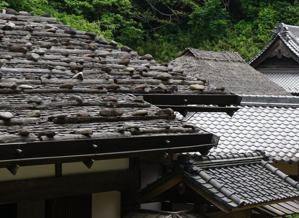 室町時代　町屋　板葺き石置き屋根